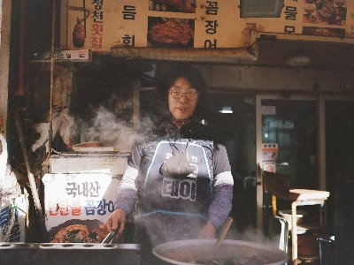 시니어 목공 장인들의 원목 가구 공방